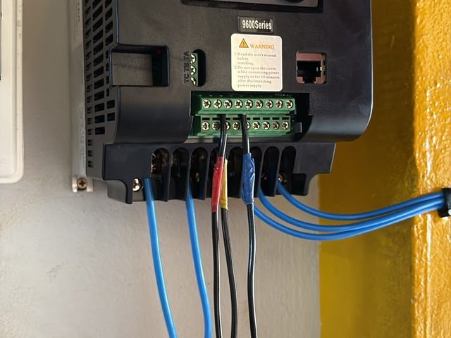 Materiais e componentes elétricos instalados pela LRS Elétrica